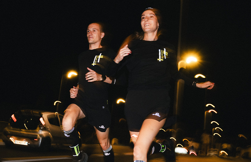 Découvrez les dernières nouveautés de la gamme Reflect : textiles, boosters, chaussettes et accessoires. L’équipement idéal pour courir dans l’obscurité !